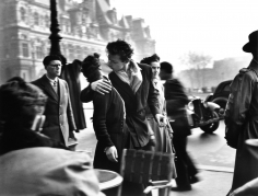 Robert Doisneau, Le Baiser de l’Hôtel de Ville (Kiss at the Hôtel de Ville), Paris, France, 1950