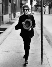 Daniel Kramer, Bob Dylan Walking with Top Hat, Philadelphia, 1964