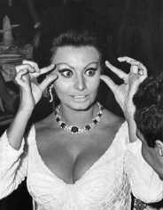 Ron Galella, Sophia Loren at the premiere of "Dr. Zhivago", New York, 1965