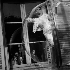 Melvin Sokolsky, Faces in Window, Paris, 1963