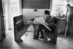 Daniel Kramer, Bob Dylan Reading the "Herald Tribune", Woodstock, New York, 1964