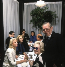 Harry Benson, C.Z. Guest, Carolina and Reinaldo Herrera, and Anne Slater with Glenn Bernbaum, Mortimer’s, New York, 1988