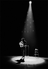 Daniel Kramer, Bob Dylan in Spotlight, Princeton, New Jersey, 1964